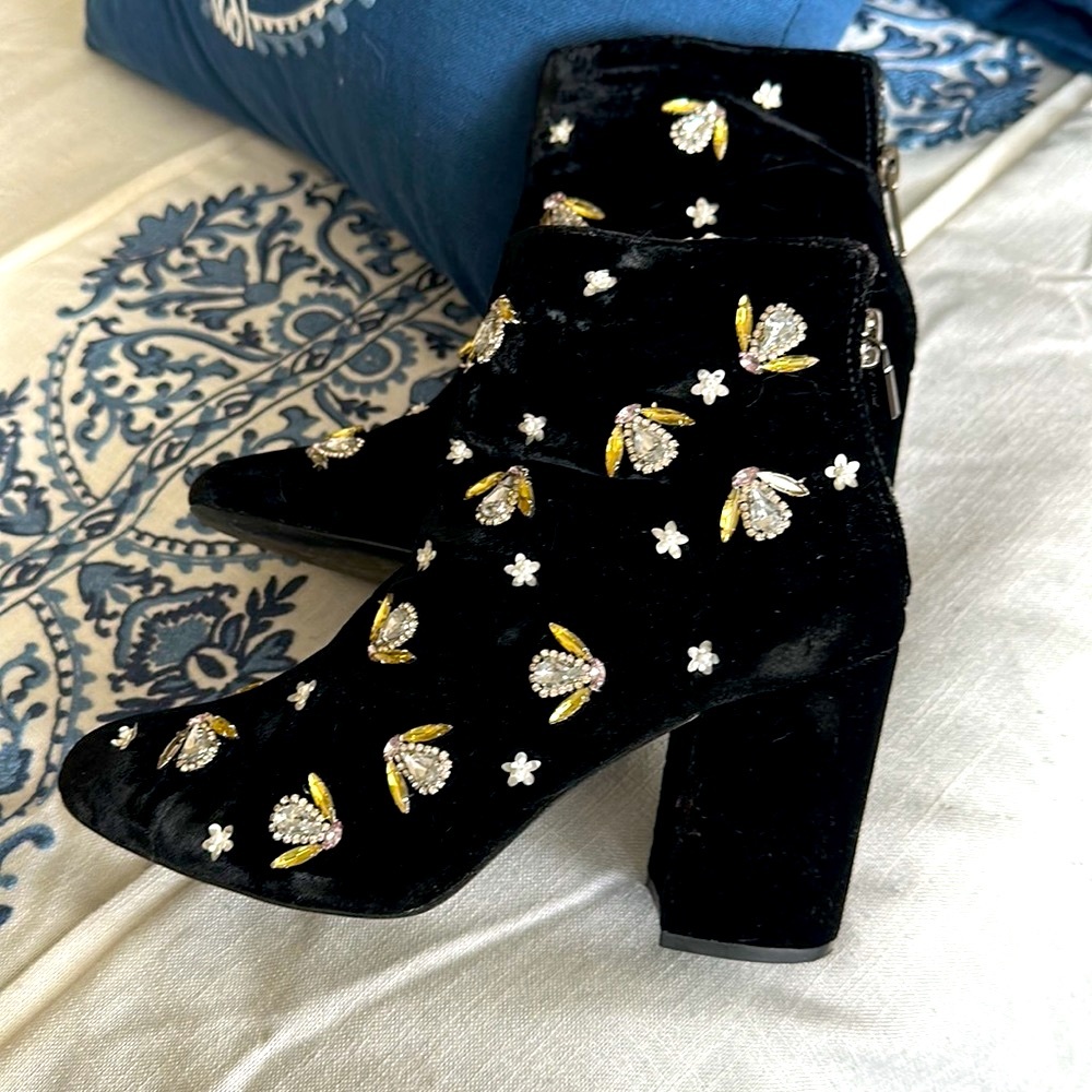Kenneth Cole black velvet zipper back crystal bees and flowers very elegant